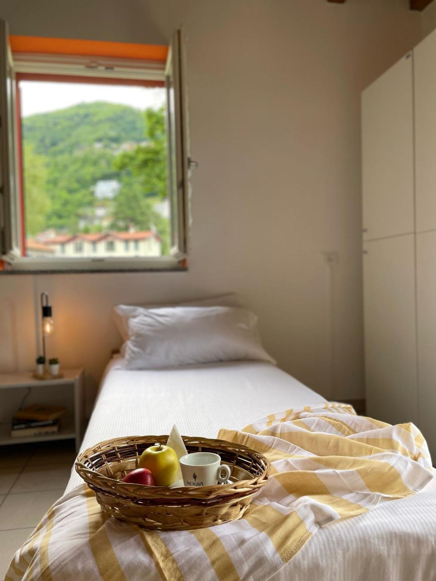 Ostello Casa Rossa Laveno-Mombello Exteriér fotografie