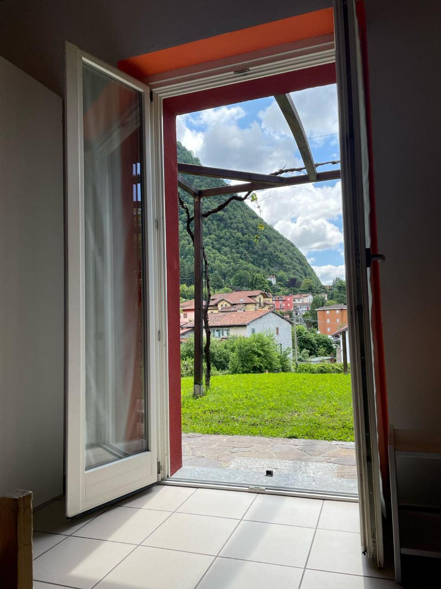 Ostello Casa Rossa Laveno-Mombello Exteriér fotografie