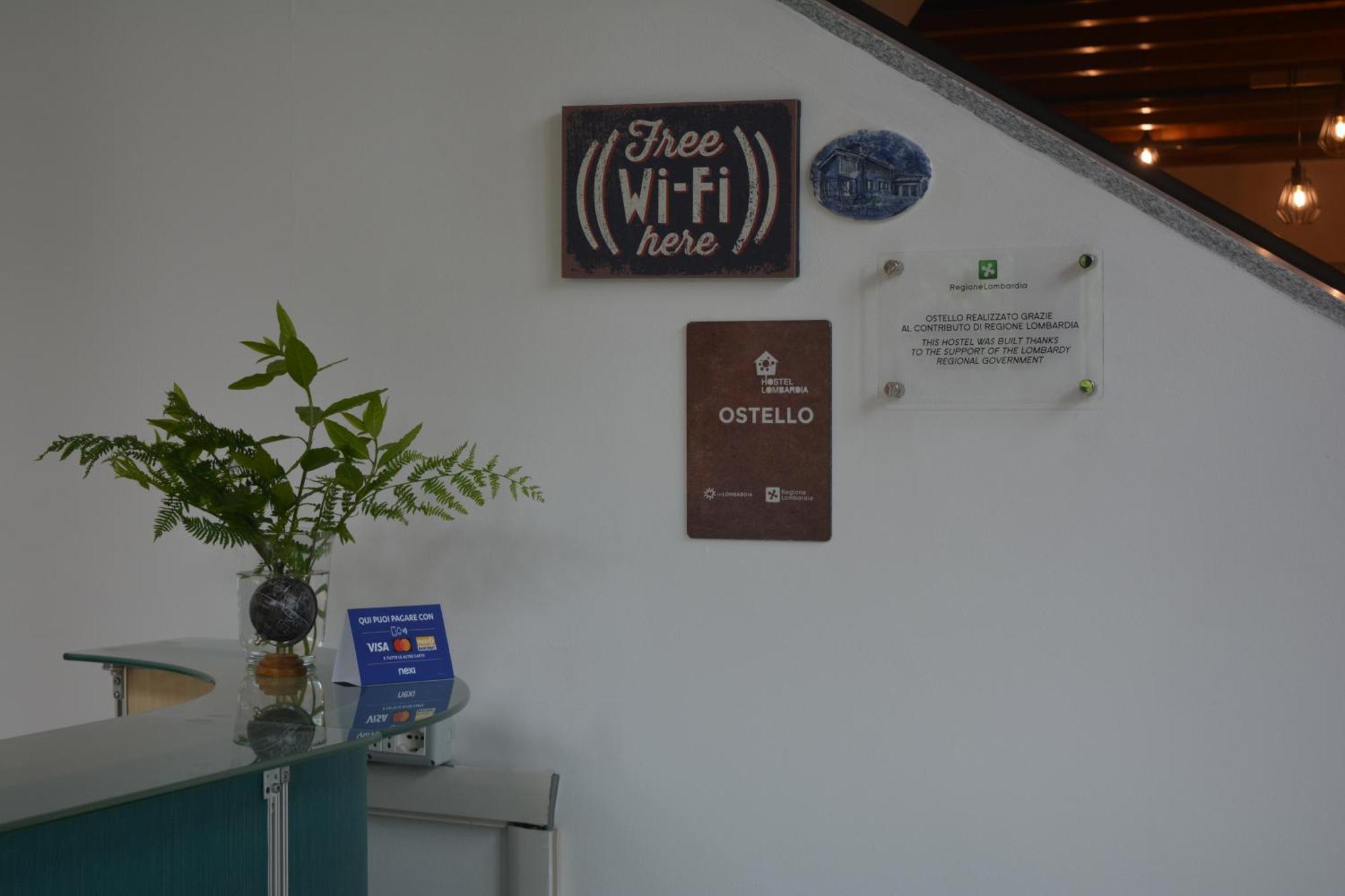 Ostello Casa Rossa Laveno-Mombello Exteriér fotografie