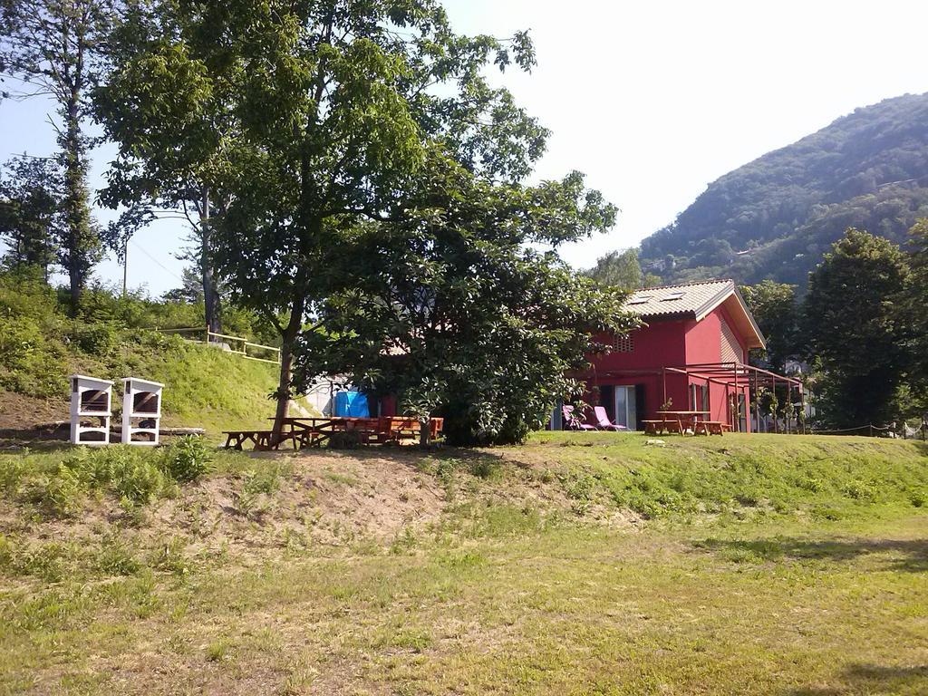 Ostello Casa Rossa Laveno-Mombello Exteriér fotografie