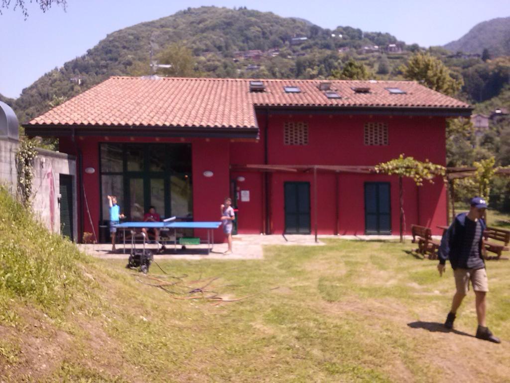 Ostello Casa Rossa Laveno-Mombello Exteriér fotografie