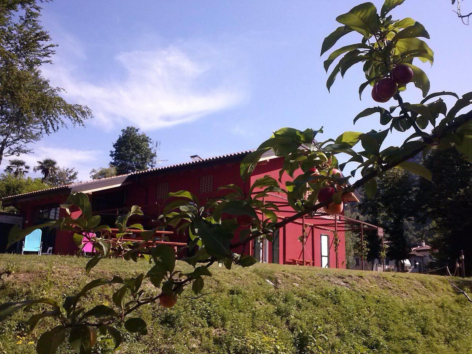 Ostello Casa Rossa Laveno-Mombello Exteriér fotografie