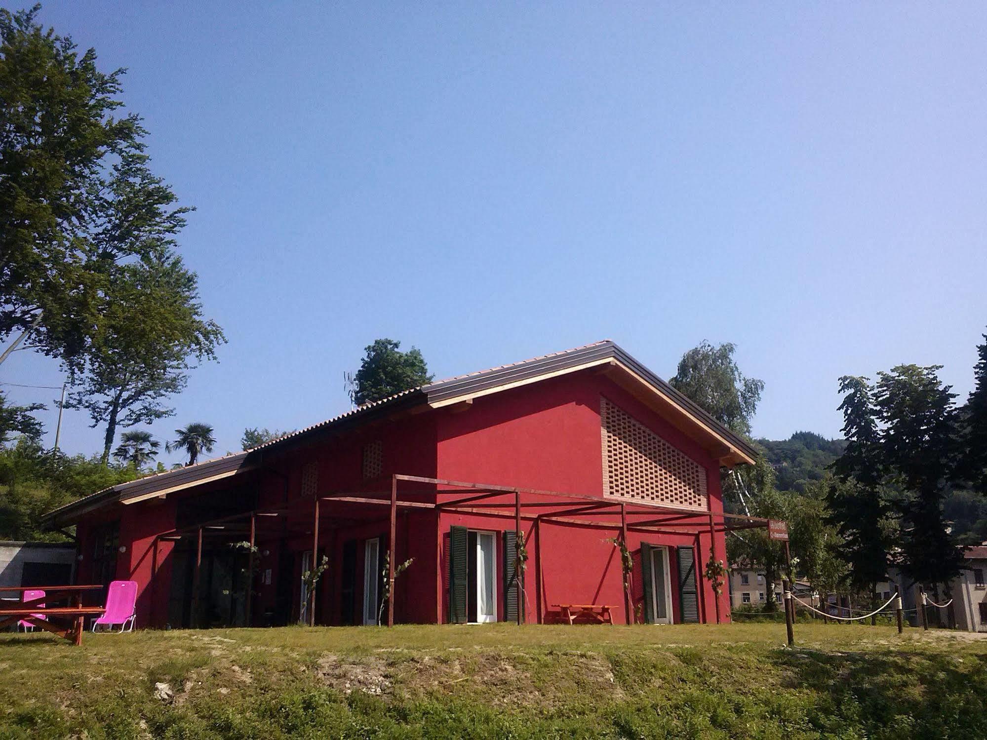 Ostello Casa Rossa Laveno-Mombello Exteriér fotografie