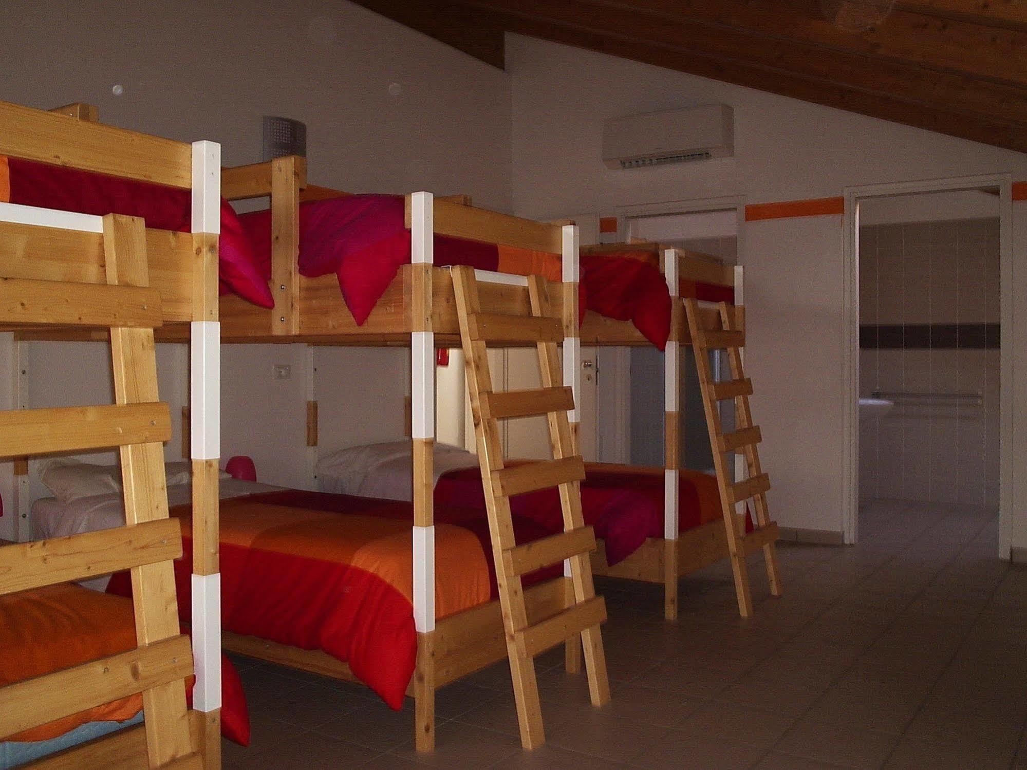 Ostello Casa Rossa Laveno-Mombello Exteriér fotografie